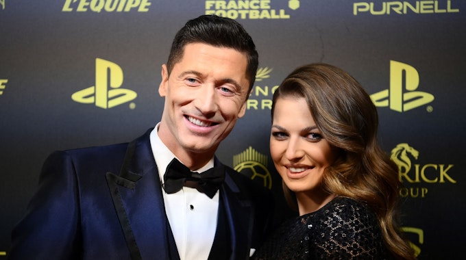 Robert Lewandowski und Ehefrau Anna Lewandowska posieren auf dem Roten Teppisch gemeinsam bei den Dubai Globe Soccer Awards.