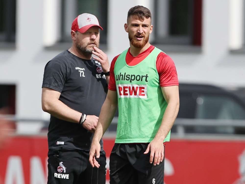 Steffen Baumgart spricht im FC-Training mit Salih Özcan.