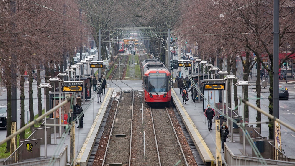 Die KVB-Linie 18, hier im Januar 2021 an der Haltestelle Weißhausstraße, muss derzeit getrennt werden.