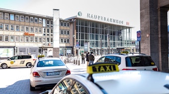 Taxifahren in Köln soll deutlich teurer werden. Das Symbolfoto zeigt Taxis vor dem Kölner Hauptbahnhof.