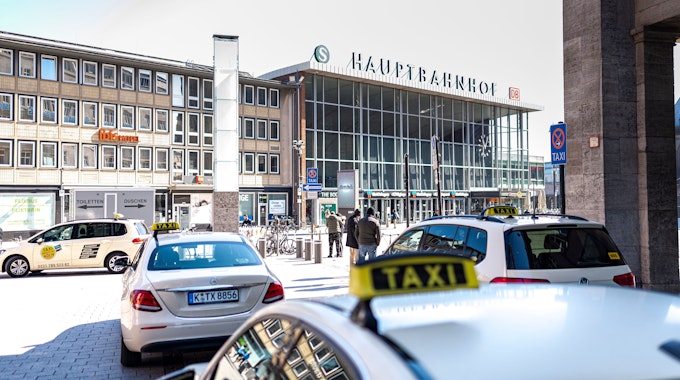 Taxifahren in Köln soll deutlich teurer werden. Das Symbolfoto zeigt Taxis vor dem Kölner Hauptbahnhof.