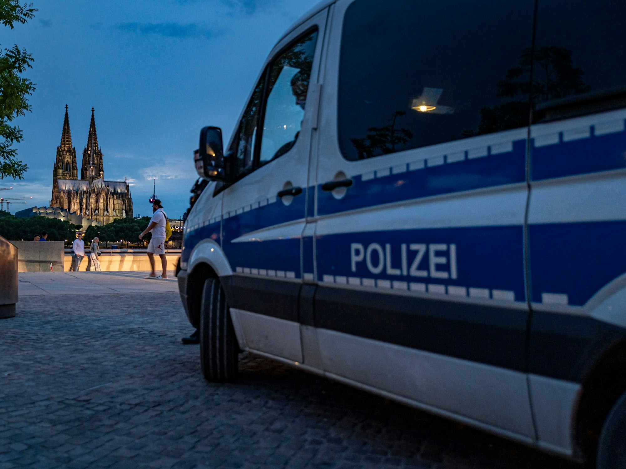 Ein Mannschaftswagen der Kölner Polizei steht am Rheinboulevard im Kölner Stadtteil Deutz.