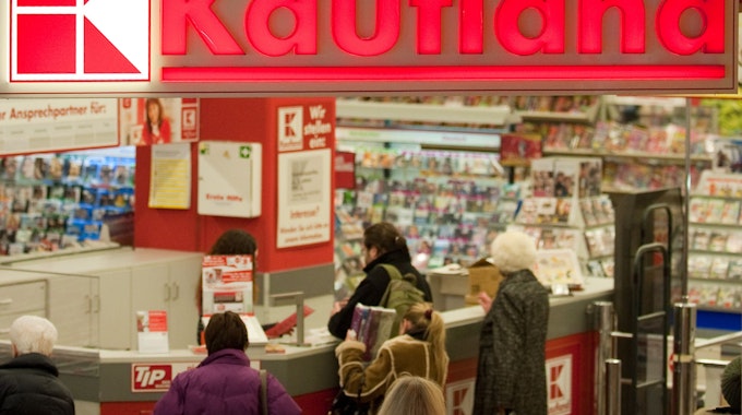 Kunden stehen am 25.01.2012 an der Infotheke einer Kaufland-Filiale in München (Oberbayern).