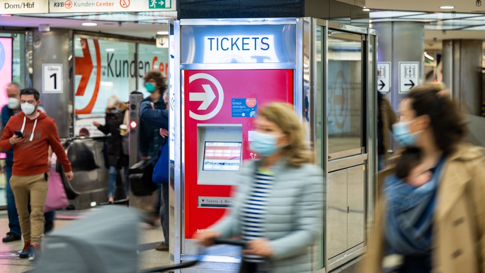 Die KVB steckt mitten in den Planungen zum Neun-Euro-Ticket. Das Symbolfoto zeigt einen Ticketschalter in Köln-