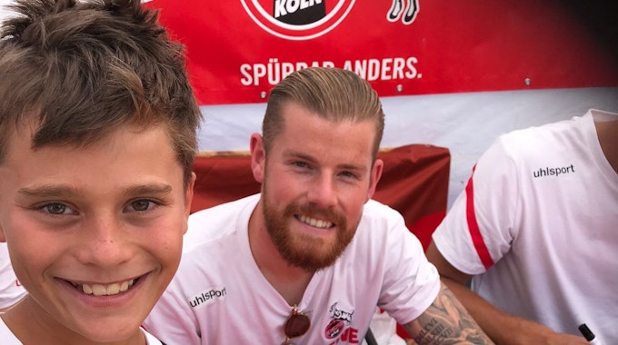 FC-Fan Mattes bei einer Autogrammstunde mit Torwart Timo Horn. Am 14. April 2022 verlor Mattes den Kampf gegen seine Leukämie-Erkrankung.