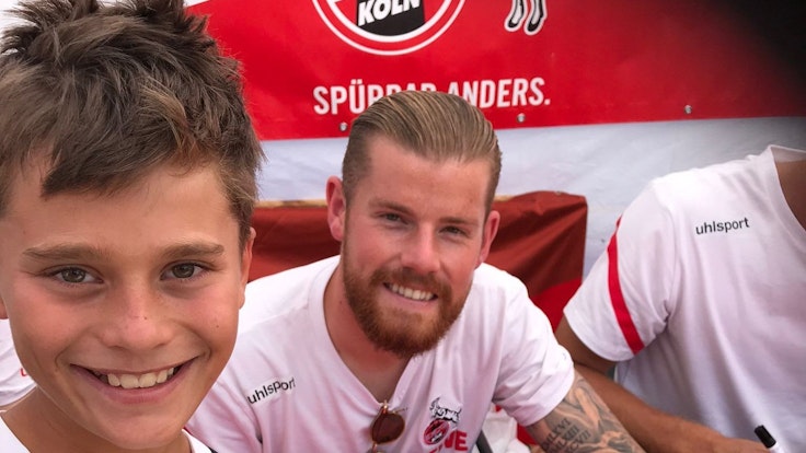 FC-Fan Mattes bei einer Autogrammstunde mit Torwart Timo Horn. Am 14. April 2022 verlor Mattes den Kampf gegen seine Leukämie-Erkrankung.