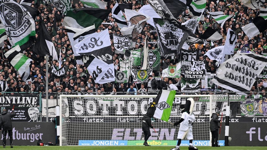Die Nordkurve im Borussia-Park. Die Fans von Borussia Mönchengladbach feuern ihre Mannschaft am 3. April 2022 an. Maskottchen Jünter ist im Vordergrund.