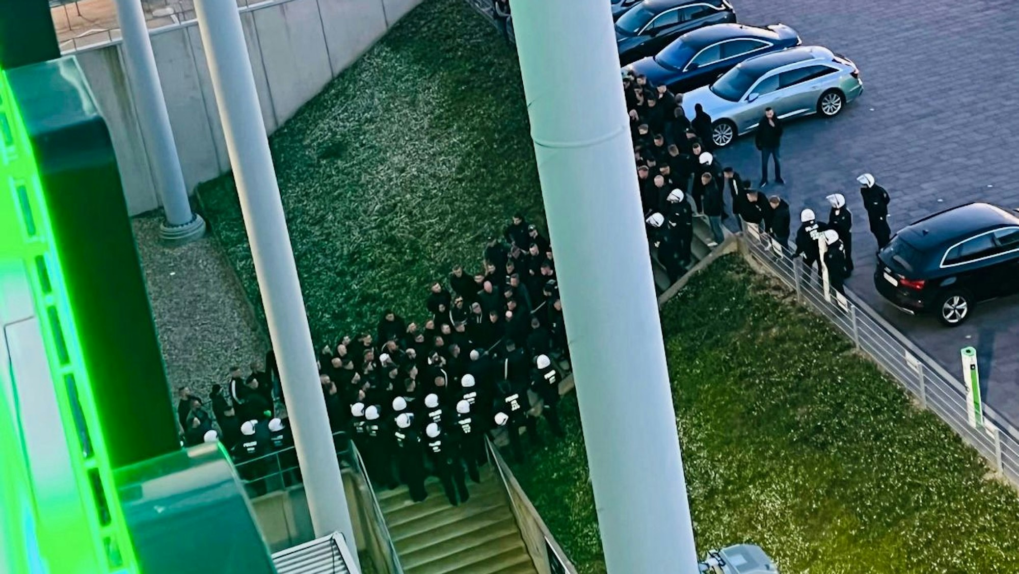 Gladbacher Ultras stehen vor dem Spieler-Eingang des Borussia-Parks