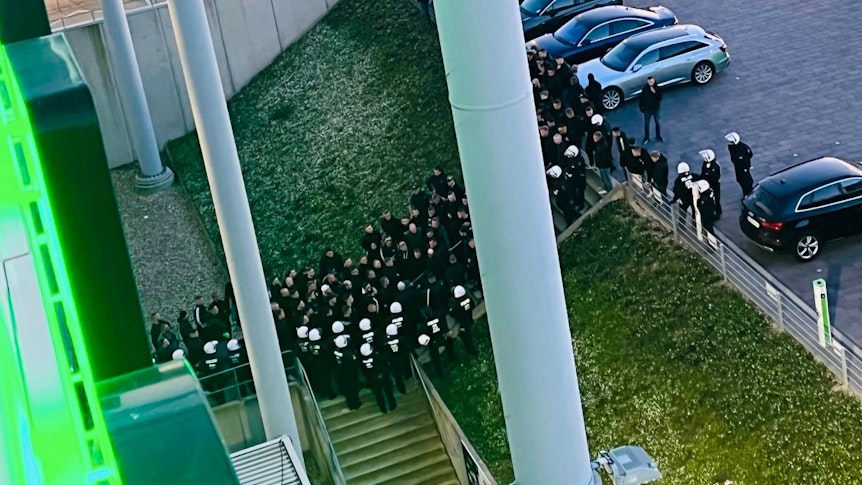 Ausnahmezustand im Borussia-Park! Gladbacher Ultras sind nach der Derby-Schmach gegen den 1. FC Köln am Samstagabend (16. April 2022) vor dem Kabinen-Eingang der Profis im Borussia-Park aufmarschiert. Die Polizei greift ein. Die Ultras sind schwarz gekleidet