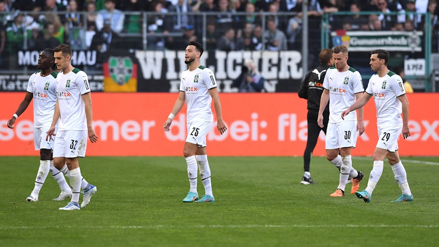Die Spieler von Borussia Mönchengladbach gehen enttäuscht vom Spielfeld. Sie haben im Derby gegen den 1. FC Köln (16. April 2022) keine Chance gehabt und verloren. Kone, Neuhaus, Bensebainin, Elcedi und Scally.