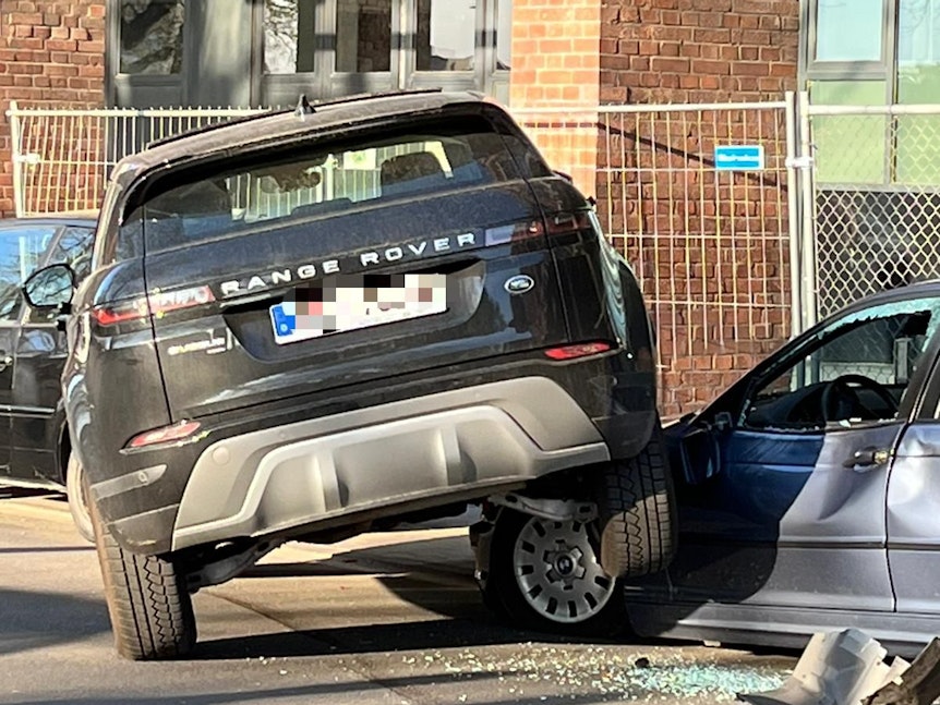 Unfall am Kölner Tanzbrunnen: Range Rover kommt auf geparktem BMW zum Stehen.