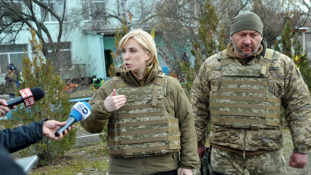 Iryna Wereschtschuk, Ministerin für die Wiedereingliederung der besetzten Gebiete der Ukraine, spricht zur Presse auf dem Gelände des Kindergartens, der am 17. Februar angeblich von russischen Truppen beschossen wurde.