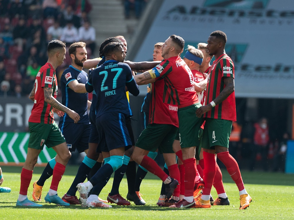 Beim Spiel der Hertha gegen den FC Augsburg kam es zu einer Rudelbildung