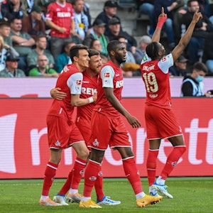 Dejan Ljubicic, Salih Özcan, Anthony Modeste und Kingsley Ehizibue feiern das 3:0 für den 1. FC Köln.
