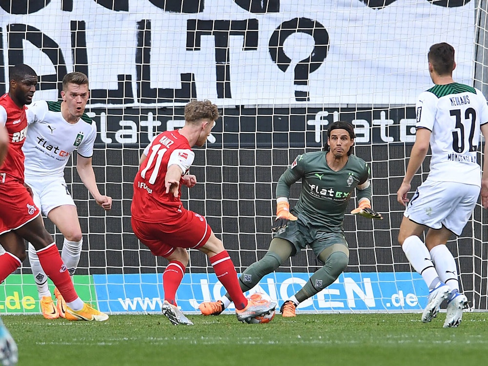 Florian Kainz schiebt den Ball zum 2:0 gegen Borussia Mönchengladbach ein.