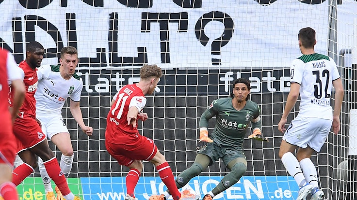 Florian Kainz schiebt den Ball zum 2:0 gegen Borussia Mönchengladbach ein.