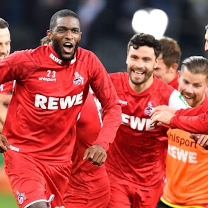 Der 1. FC Köln feiert den Derby-Sieg bei Borussia Mönchengladbach.