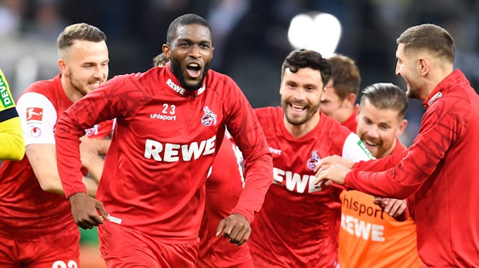 Der 1. FC Köln feiert den Derby-Sieg bei Borussia Mönchengladbach.