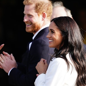Prinz Harry und Herzogin Meghan lachen.