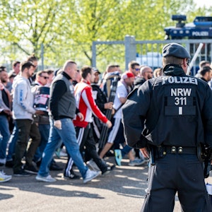 Fans des 1. FC Köln laufen zum Gladbacher Borussia-Park