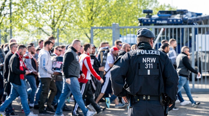 Fans des 1. FC Köln laufen zum Gladbacher Borussia-Park