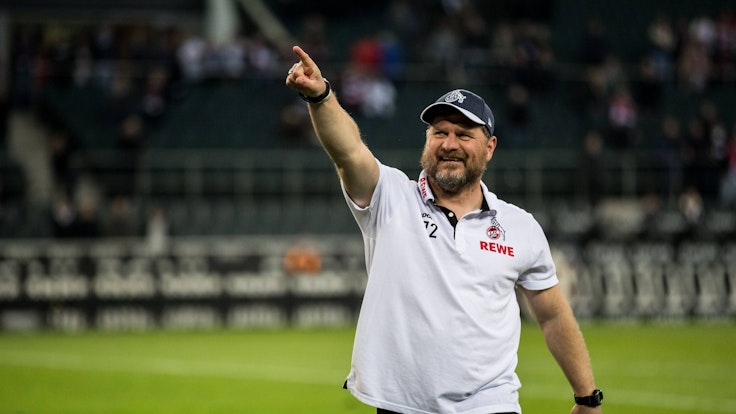 Steffen Baumgart zeigt nach dem Derby-Sieg in Richtung Kurve des 1. FC Köln.