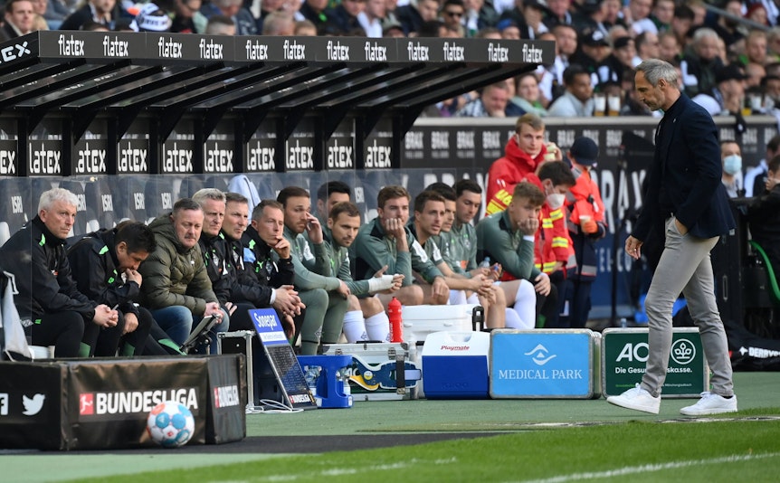 Gladbach-Trainer Adi Hütter (r.) und bediente Gesichter auf der Borussia-Bank während der Derby-Niederlage gegen den 1. FC Köln am 16. April 2022 im Borussia-Park. Hütter schaut Richtung Boden.