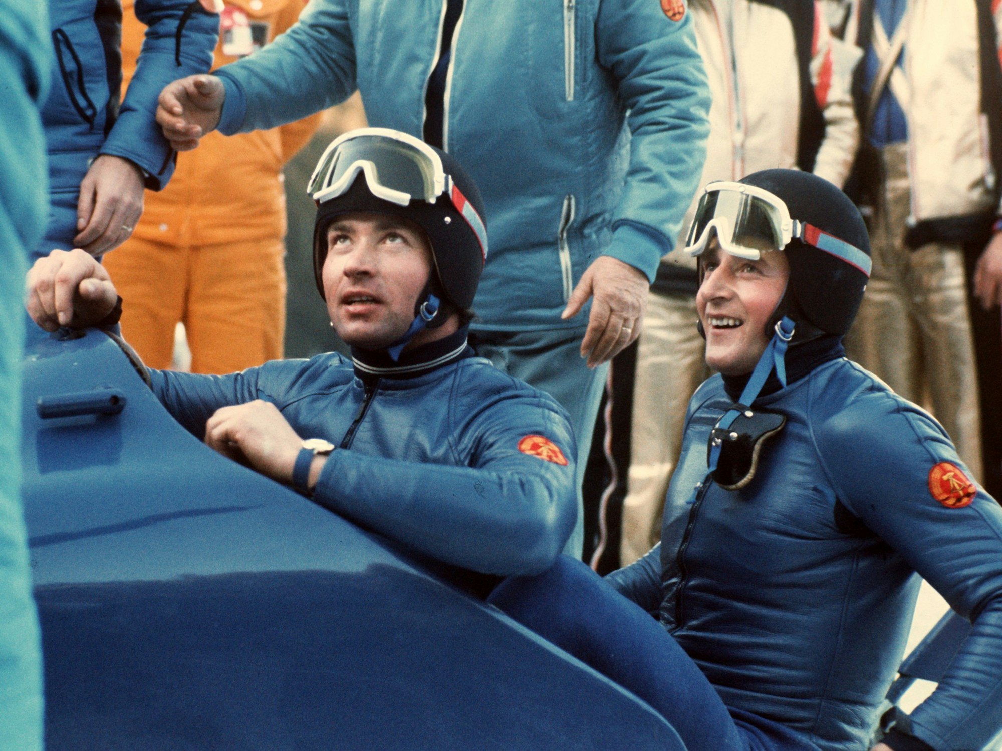 Blick in die Sport-Geschichte: Meinhard Nehmer (links) und Bernhard Germeshausen, aufgenommen bei den Olympischen Winterspielen im österreichischen Innsbruck mit ihrem Bob DDR II (Archivbild vom Februar 1976).