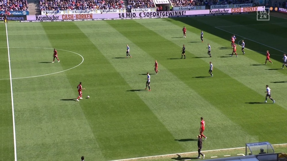 Beim Bundesliga-Spiel zwischen Arminia Bielefeld und dem FC Bayern München fehlen bei DAZN die Ergebnis-Anzeige und der Spielstand im TV-Signal