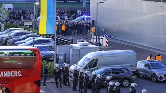 Ausnahmezustand im Borussia-Park (16. April 2022). Polizeikräfte sichern den Innenhof vor der Geschäftsstelle, nachdem wütende Ultras ein Tor aufgebrochen und Richtung Fohlen-Kabine gestürmt waren. Der Mannschaftsbus des 1. FC Köln ist auch zu sehen.