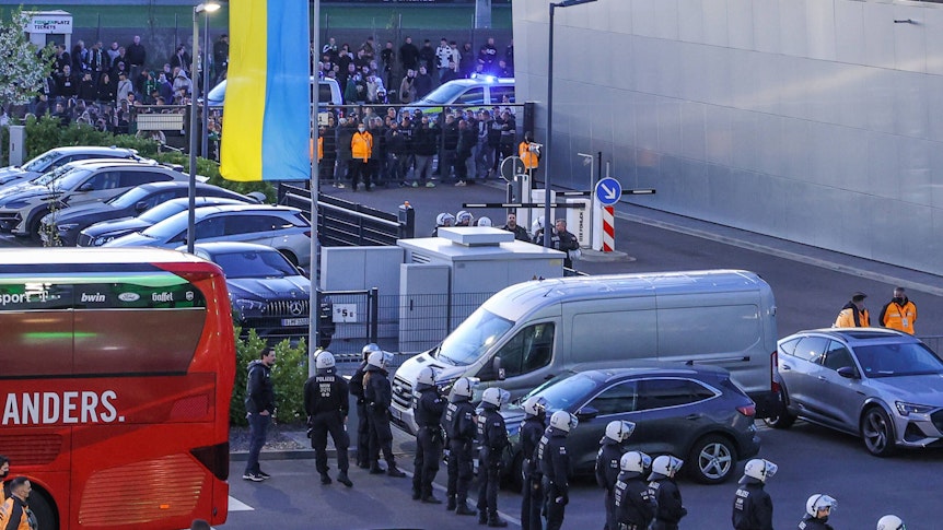 Ausnahmezustand im Borussia-Park (16. April 2022). Polizeikräfte sichern den Innenhof vor der Geschäftsstelle, nachdem wütende Ultras ein Tor aufgebrochen und Richtung Fohlen-Kabine gestürmt waren. Der Mannschaftsbus des 1. FC Köln ist auch zu sehen.