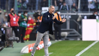 Gladbach-Cheftrainer Adi Hütter feuert an der Seitenlinie während des Derbys (16. April 2022) gegen den 1. FC Köln seine Spieler im Borussia-Park an. Hütter klatscht in die Hände.