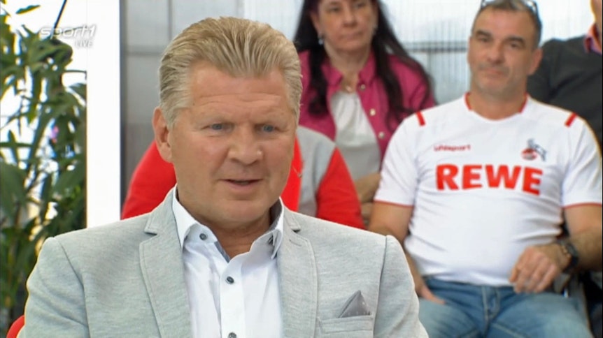 Ex-Gladbach-Star Stefan Effenberg, hier zu sehen am 17. April 2022 in der TV-Talkshow „Doppelpass“ bei „Sport1“. Im Hintergrund sitzt ein Köln-Fan.