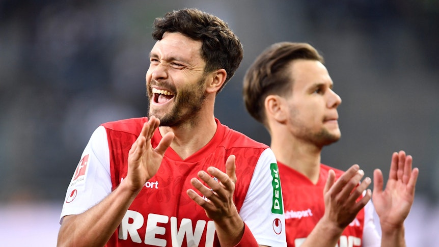 Jonas Hector und Louis Schaub applaudieren den Fans nach dem Sieg bei Borussia Mönchengladbach