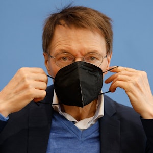 Karl Lauterbach (SPD), hat sich dafür ausgesprochen, das infektionsschutzgesetz zu ändern. Das Foto zeigt ihn nach einer Pressekonferenz zur Corona-Lage am 8. April 2022 in Berlin.