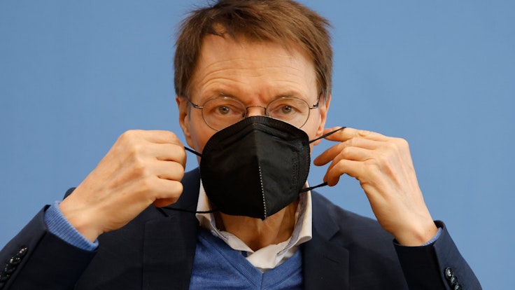Karl Lauterbach (SPD), hat sich dafür ausgesprochen, das infektionsschutzgesetz zu ändern. Das Foto zeigt ihn nach einer Pressekonferenz zur Corona-Lage am 8. April 2022 in Berlin.