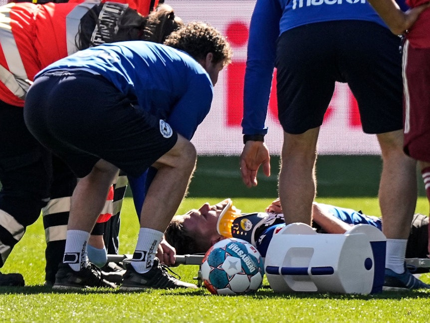 Arminia Bielefelds Fabian Kunze liegt im Spiel gegen den FC Bayern München verletzt auf dem Boden