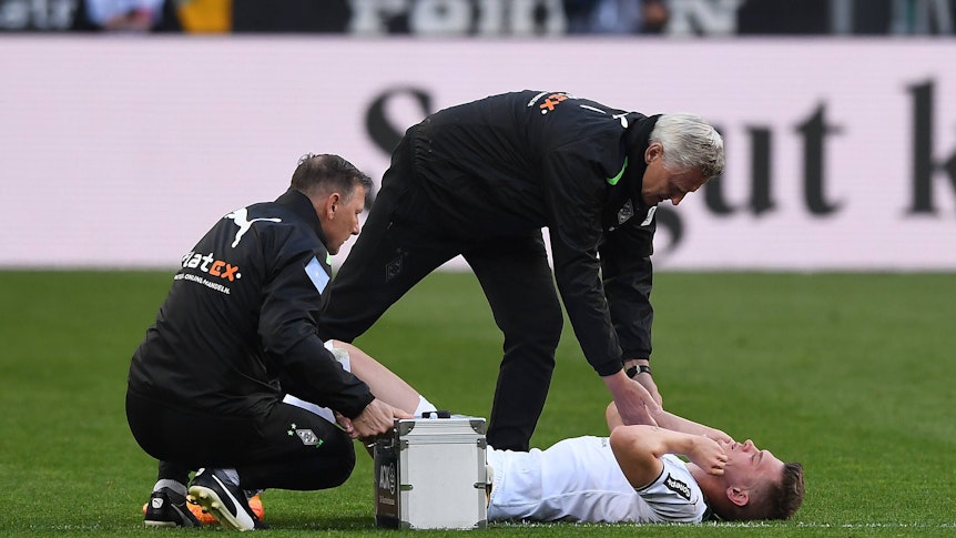 Matthias Ginter von Borussia Mönchengladbach musste beim Duell gegen den 1. FC Köln am Samstag (16. April 2022) verletzungsbedingt ausgewechselt werden.