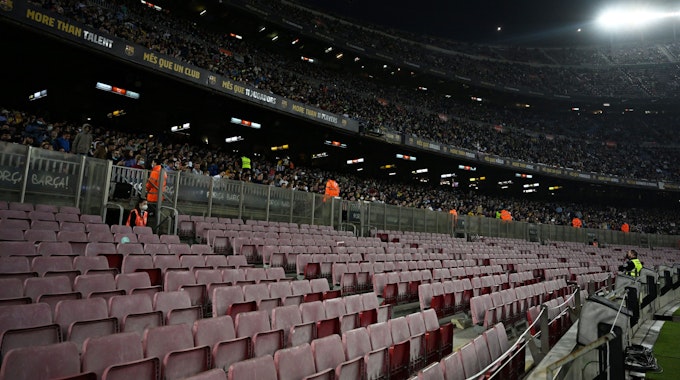 Leere Sitze beim Spiel des FC Barcelona gegen Cadiz.