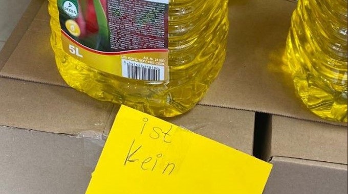 Penny warnt mit einem Schild in einer Filiale vor „falschem“ Sonnenblumenöl. Mehrere Nutzer hatten die Warnung auf Twitter geteilt.