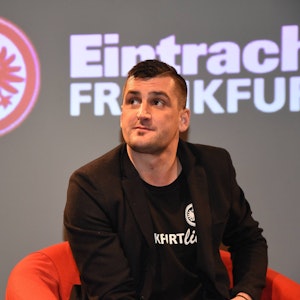 Martin Fenin sitzt im Fußballmuseum von Eintracht Frankfurt.