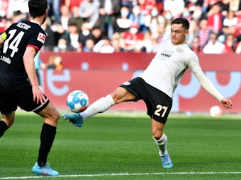 Leverkusens Florian Wirtz (rechts) behauptet den Ball gegen Kölns Kapitän Jonas Hector.