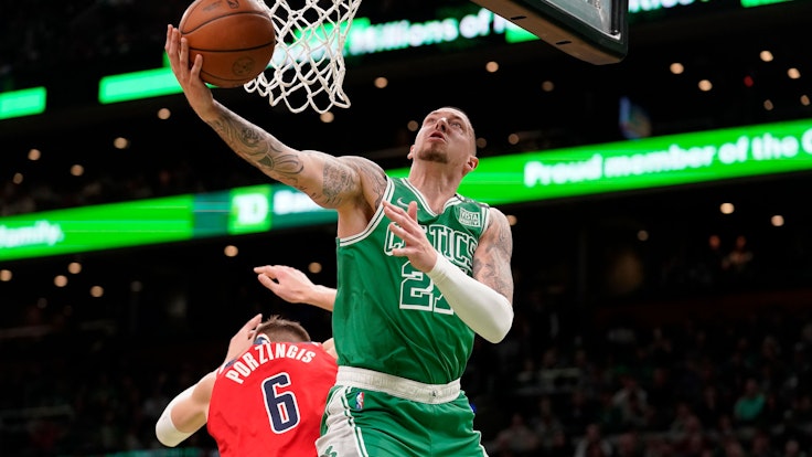 Daniel Theis (r) Center der Boston Celtics, zieht zum Korb, während der Center der Washington Wizards, Kristaps Porzingis versucht zu verteidigen.