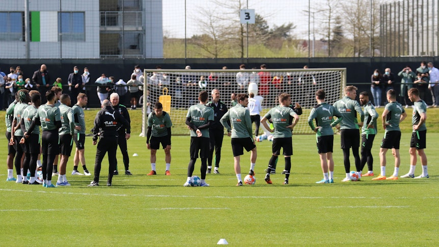 Nach dem verlorenen Derby gegen den 1. FC Köln startet das Team von Borussia Mönchengladbach am Dienstag (19. April 2022) mit der Vorbereitung auf das Auswärtsspiel beim SC Freiburg. Das Foto zeigt die Mannschaft bei einer Session am 12. April im Borussia-Park.