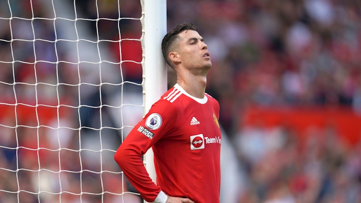 Manchester Uniteds Cristiano Ronaldo lehnt am Tor-Pfosten.