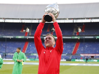  Mario Götze streckt den niederländischen Pokal in die Höhe.