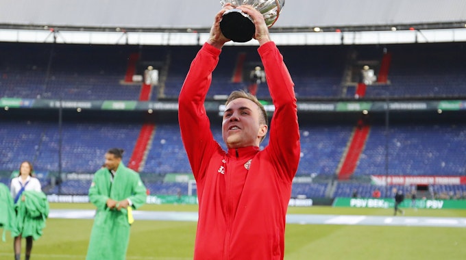 Mario Götze streckt den niederländischen Pokal in die Höhe.