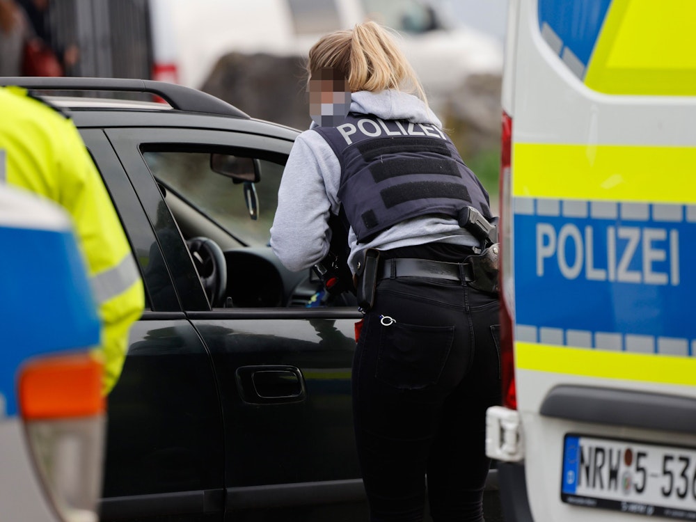 Eine Polizistin kontrolliert am 29. März 2022 ein Auto bei einer Verkehrskontrollaktion in Erkrath bei Düsseldorf. Für einen Facebook-Post erntet die Düsseldorfer Behörde viel Anerkennung.