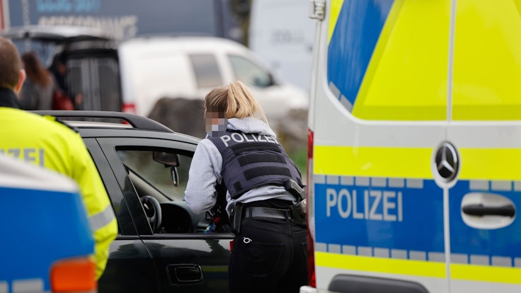 Eine Polizistin kontrolliert am 29. März 2022 ein Auto bei einer Verkehrskontrollaktion in Erkrath bei Düsseldorf. Für einen Facebook-Post erntet die Düsseldorfer Behörde viel Anerkennung.