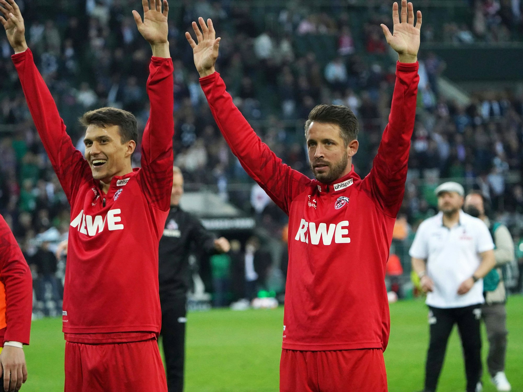 Dejan Ljubicic und Mark Uth lassen sich von den FC-Fan feiern.